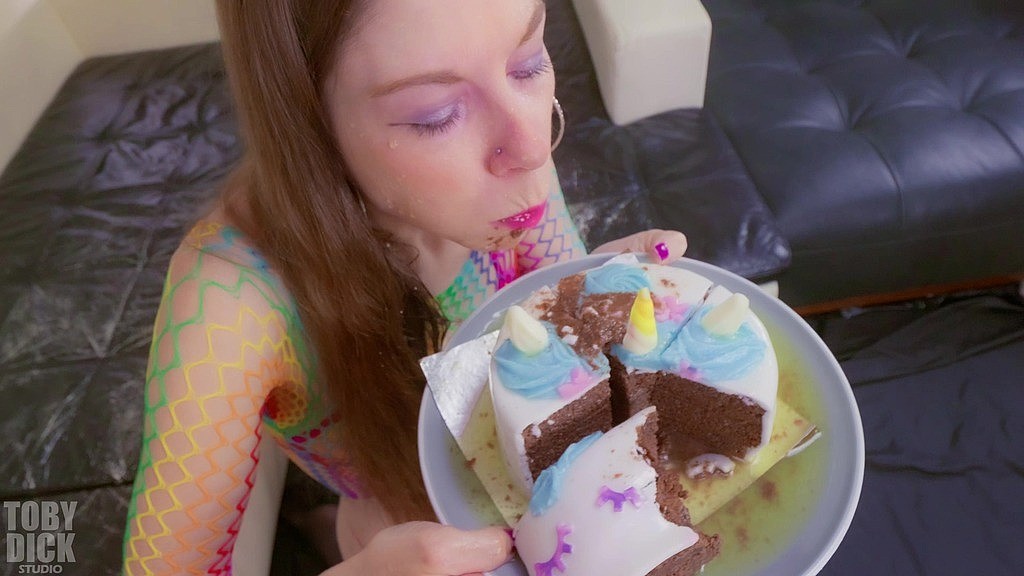 Download LegalPorno - Toby Dick Studio - Trick Or Treat? It S A Pissy Chocolate Cake For Alice Maze