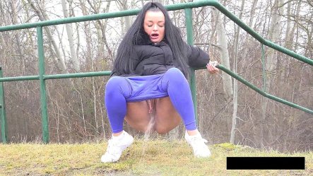 Piss Spraying Dafne small screenshot