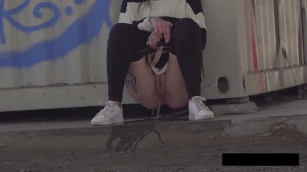 Desperate Alexa (she Needs to Pee) small screenshot